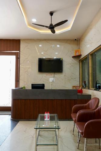 Uma TV ou centro de entretenimento em Hotel Entry Point