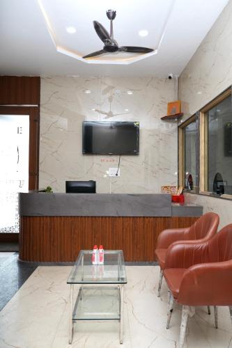 Uma TV ou centro de entretenimento em Hotel Entry Point