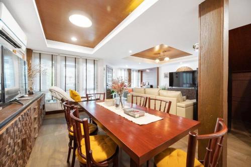 a kitchen and dining room with a table and chairs at MIQ Rama9 Villa 3Br in City Jodd fair MRT in Makkasan