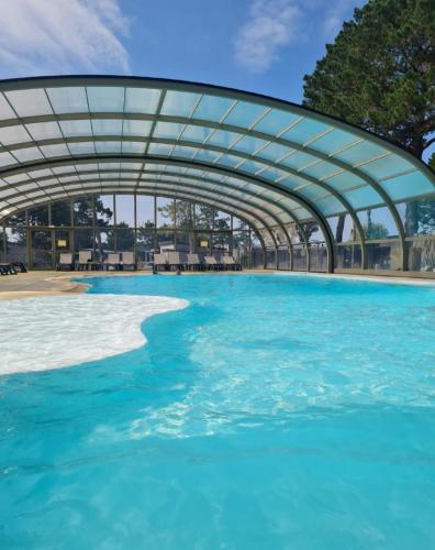 Cottage pour 6 personnes avec piscine couverte et chauffée à 300 m de la mer avec Wi-Fi et climatisé , 3 chambres