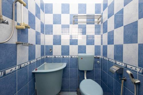 Un baño azul y blanco con inodoro y lavabo. en Homie4u - Ipoh Garden East 8 pax, en Ipoh