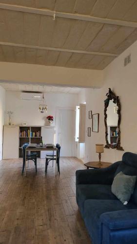 Posezení v ubytování Kalkara Cozy 2 Bedroom Maisonette