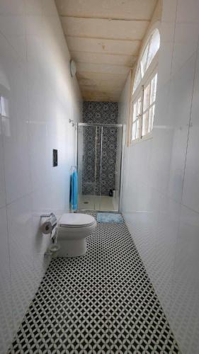 Koupelna v ubytování Kalkara Cozy 2 Bedroom Maisonette