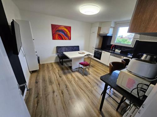 a living room with a kitchen and a table at Butthouse Apartments in Trimbach