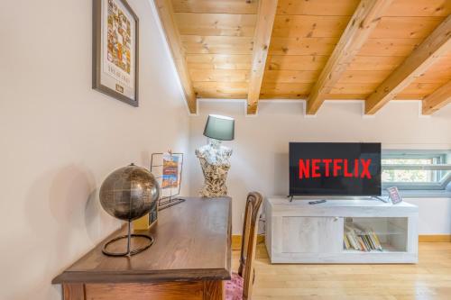 a living room with a table and a tv at Stazione a 200m - Centro - Easy Parma Stay in Parma