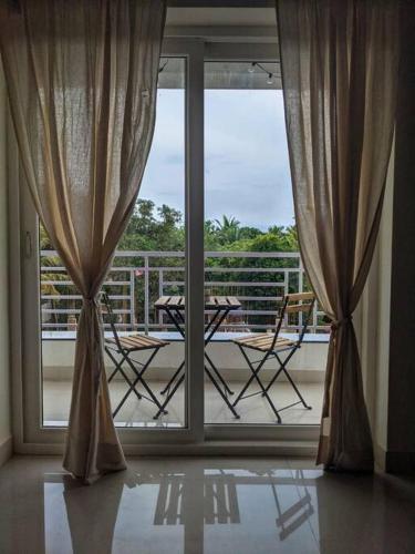 Μπαλκόνι ή βεράντα στο Pednekar's House, 1BHK with pool by SneekoStays