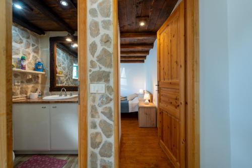 eine Küche mit einem Waschbecken und ein Zimmer mit einem Bett in der Unterkunft Holiday House Maja in Privlaka with barbecue and private garden - by TA Leut Agency in Privlaka