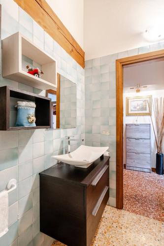 a bathroom with a sink and a mirror at Loft Novalis vicino Venezia in Noale