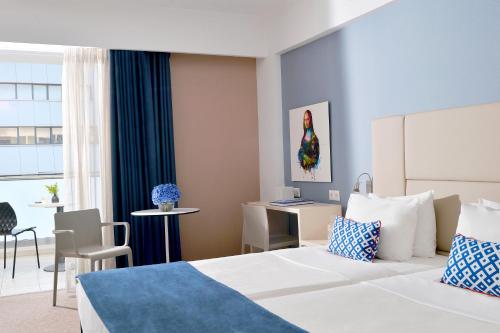 Ένα ή περισσότερα κρεβάτια σε δωμάτιο στο Airotel Alexandros 