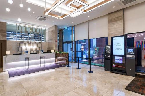 Vstupní hala nebo recepce v ubytování Ramada Encore by Wyndham Busan Station