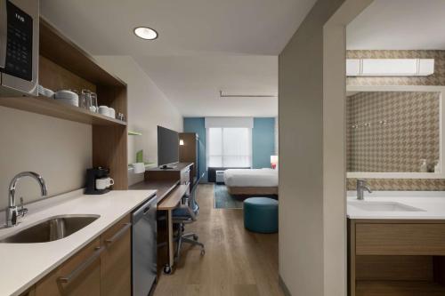 Postel nebo postele na pokoji v ubytování Home2 Suites By Hilton East Austin - near Downtown and UT