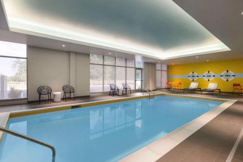 Kolam renang di atau dekat dengan Tru By Hilton Charlotte Tyvola I-77