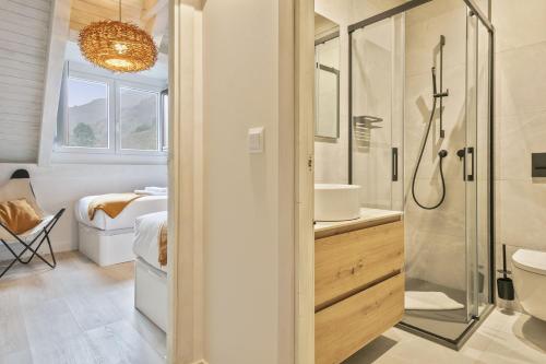 A bathroom at Luderna - Casa con jardín Bedrera