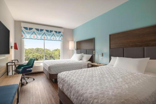 a hotel room with two beds and a window at Tru By Hilton Charlotte Tyvola I-77 in Charlotte