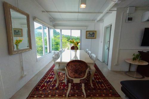 a dining room with a table and chairs at Khao Chi Chan Resort in Ban Nong Chap Tao