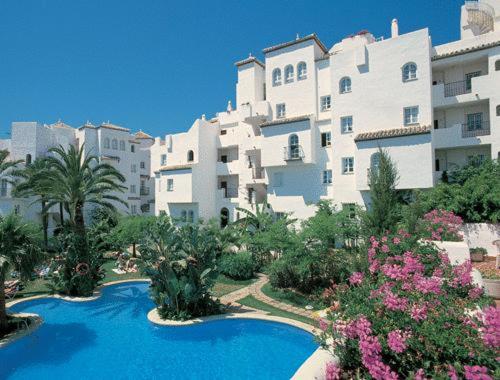 un edificio con piscina frente a un edificio en Apartamento Pueblo Quinta, en Benalmádena