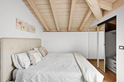a bedroom with a bed and a wooden ceiling at Residenza Simona in Mezzegra