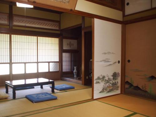 a room with mats on the floor in a room with windows at Shingu Guest House SOU 別館 in Shingu