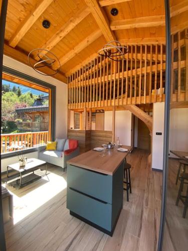Elle comprend un grand salon doté d'un plafond en bois. dans l'établissement Mountain Cabin - vue montagne - 4 personnes, aux Houches