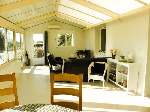 un salon avec un canapé et des chaises dans l'établissement La Salicorne, à Brem-sur-Mer