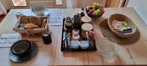 une table avec un plateau de pain et des paniers de fruits dans l'établissement La Maravilla, à Saint-Raphaël