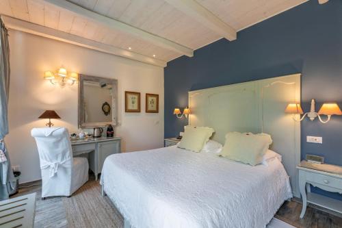 a bedroom with a bed and a desk and a mirror at Villa Valentina in Levanto