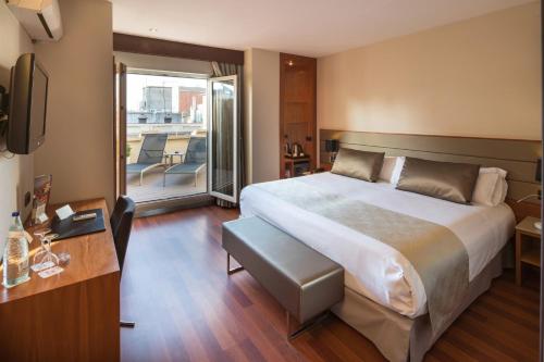 Кровать или кровати в номере Catalonia Diagonal Centro