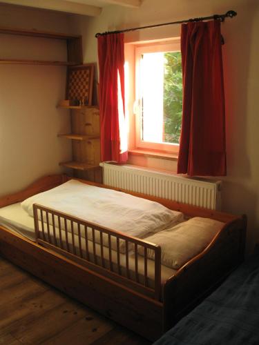 - une chambre avec un lit en face d'une fenêtre dans l'établissement Apartment mit Sauna, à Rott