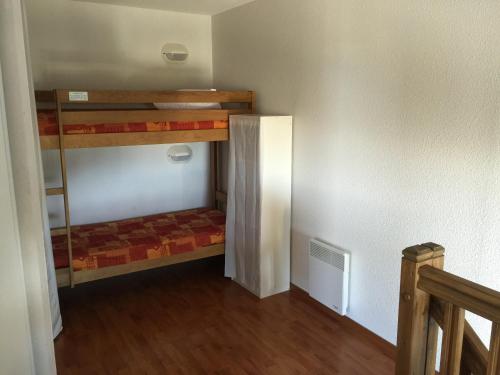 a room with two bunk beds in a room at Appartement bonascre in Ax-les-Thermes