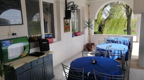 TV a/nebo společenská místnost v ubytování Flamingó Étterem, Magánszálláshely