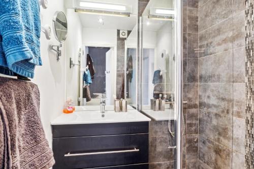 une salle de bain avec un lavabo et une douche dans l'établissement Maison Font Mourrier - Maison piscine partagée, à Cogolin