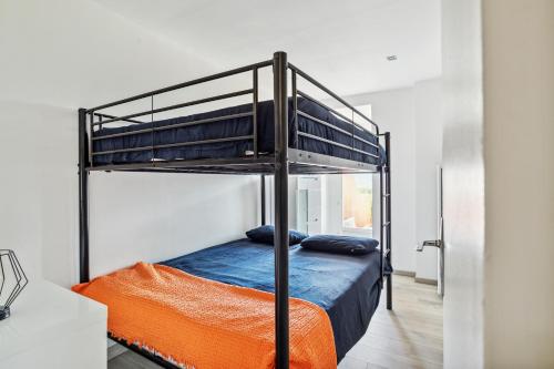 - une chambre avec des lits superposés et un matelas orange dans l'établissement Maison Font Mourrier - Maison piscine partagée, à Cogolin