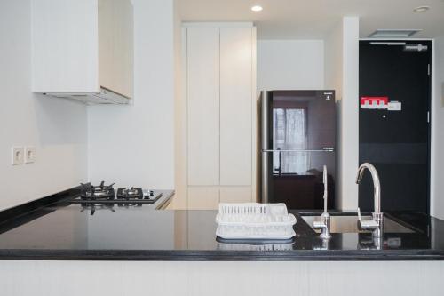 Η κουζίνα ή μικρή κουζίνα στο Cozy and Spacious 1BR Apartment at Branz BSD City By Travelio