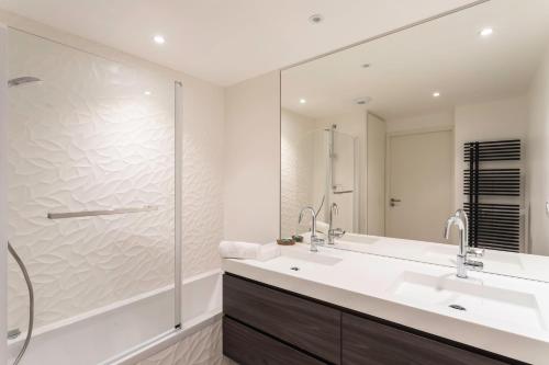 une salle de bain avec un lavabo et une douche dans l'établissement L'Orée Des Lices - Appt de standing à Rennes, à Rennes