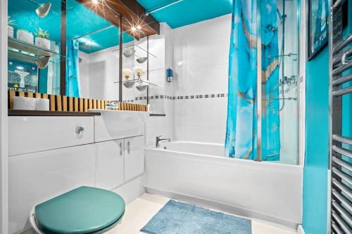 Ένα μπάνιο στο Spacious 2 Bed Apt B'ham CC with parking Sleeps 7