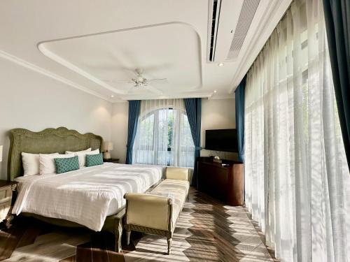 Postel nebo postele na pokoji v ubytování Bellevue west Phu Quoc 4BR beachfront Villa with private swimming pool