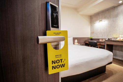 a door with a sign that says not now at Dream Mansion Hotel in Taichung