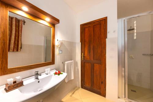 Ένα μπάνιο στο JAZ Adonia