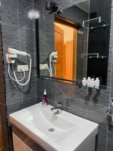 un baño con lavabo y espejo en YMCA Spitak, en Spitak