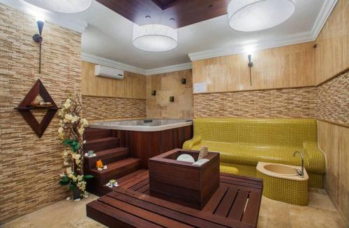 ein Badezimmer mit einer grünen Couch und einem Waschbecken in der Unterkunft Sweet Homes 2 Apartments in Sonnenstrand