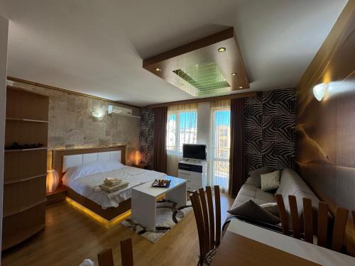 ein Schlafzimmer mit Bett und ein Wohnzimmer in der Unterkunft Sweet Homes 2 Apartments in Sonnenstrand