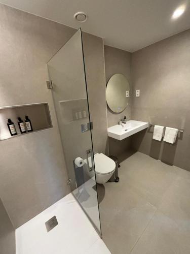 a bathroom with a toilet and a sink at Madrid Suites Moncloa-Aravaca, SOLO CHECK IN ON LINE - PARKING GRATUITO in Madrid