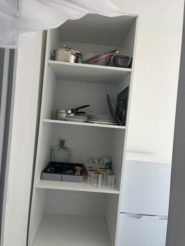 d'une cuisine ouverte blanche avec des produits alimentaires. dans l'établissement Au calme Proche centre ville, jardin et commodités, à Bourges