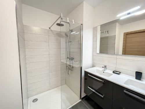 une salle de bain avec douche et lavabo dans l'établissement Appartement T3 dans une résidence neuve, à Calvi