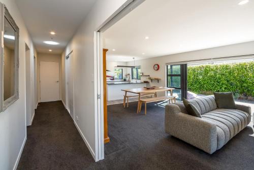 una sala de estar con un sofá y una mesa en Private Escape, en Martinborough