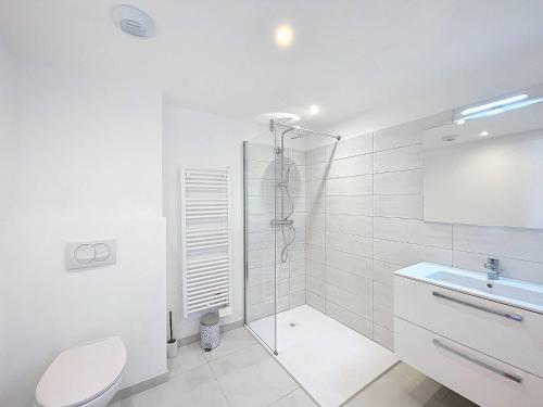 une salle de bain avec une douche, des toilettes et un lavabo dans l'établissement Appartement dans résidence avec piscine, à Calvi