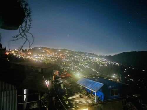 Pemandangan gunung umum atau pemandangan gunung yang diambil dari homestay
