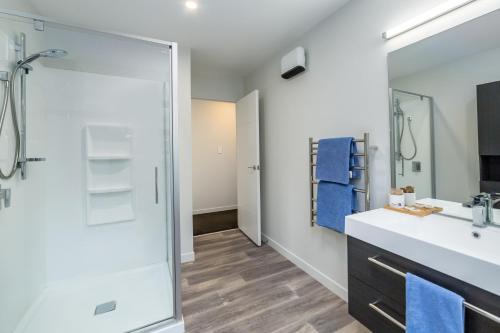 un baño con lavabo y ducha en Private Escape, en Martinborough