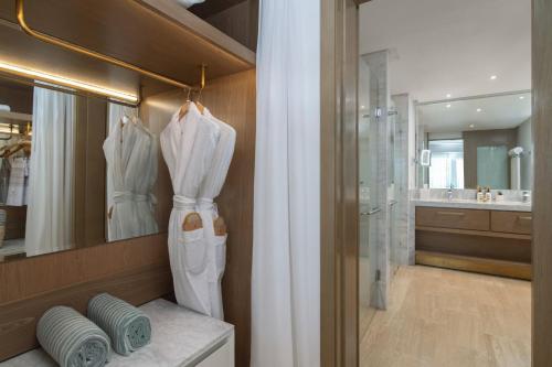 y baño con ducha y cortina de ducha blanca. en Paradisus Grand Cana, All Suites - Punta Cana -All Inclusive, en Punta Cana
