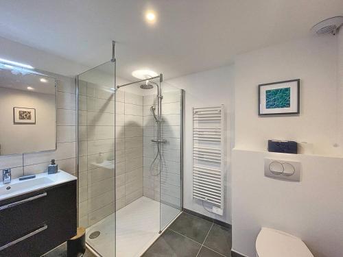 une salle de bain avec douche et lavabo dans l'établissement Appartement avec vue mer et citadelle, à Calvi